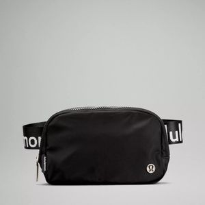Lululemon Everywhere Belt Bag - Black/white